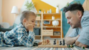 Enfant jouant à un jeu de société avec un parent